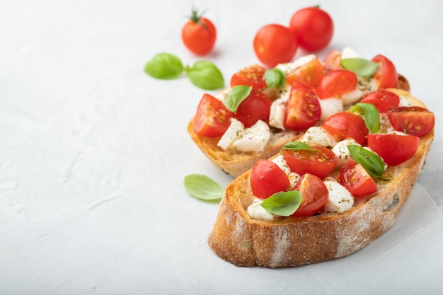 Bruschetta met tomaten, mozarellakaas en basilicum.