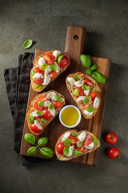 Bruschetta met tomaten, mozzarella en basilicum.