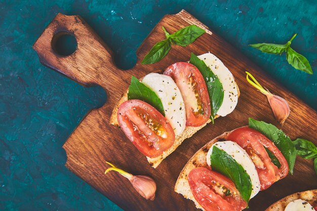 Bruschetta met tomaten, mozzarellakaas en basilicum