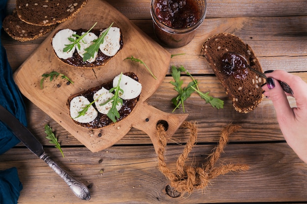 Bruschetta met vijgenjam, geitenkaas en rucola