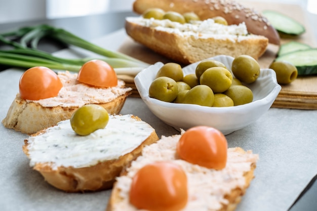 Bruschetta met zachte roomkaas, olijven en kerstomaatjes. Vegetarisch ontbijt