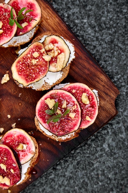 Bruschetta of ctostini met kwark, vijgen en honing.