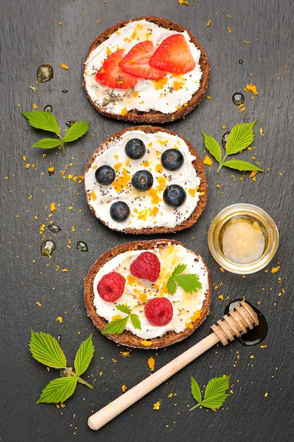 Bruschetta of toast met geitenkaasbessen en honing bovenaanzicht