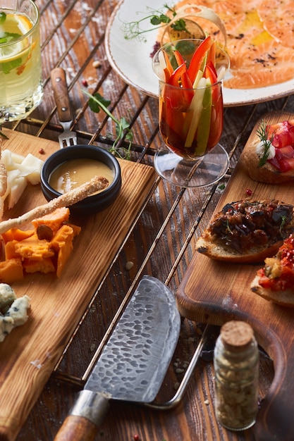 Bruschetta op een houten plank