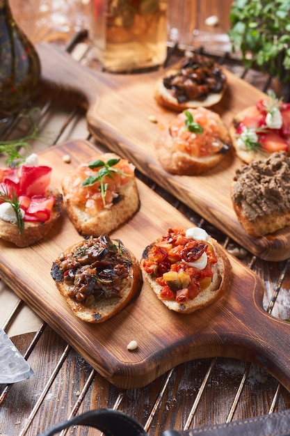 Bruschetta op een houten plank