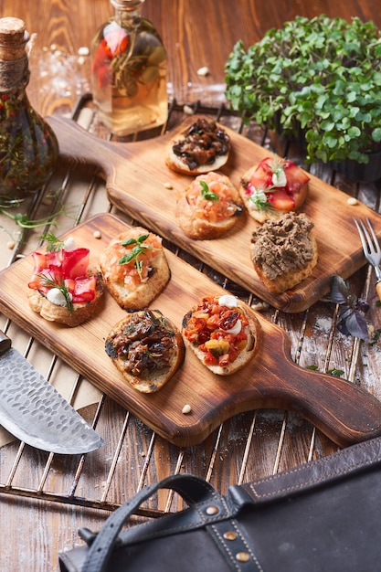 Bruschetta op een houten plank