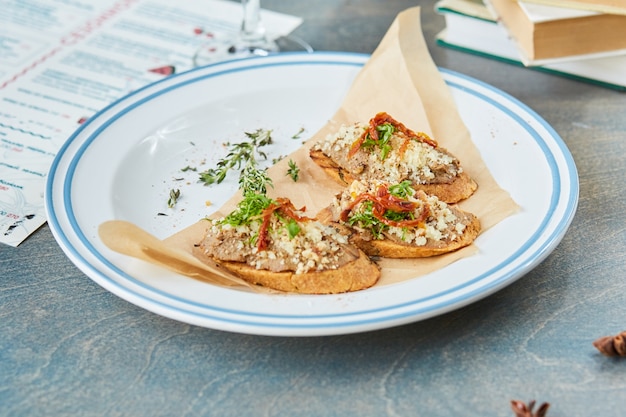 Bruschetta op een houten tafel in een witte plaat