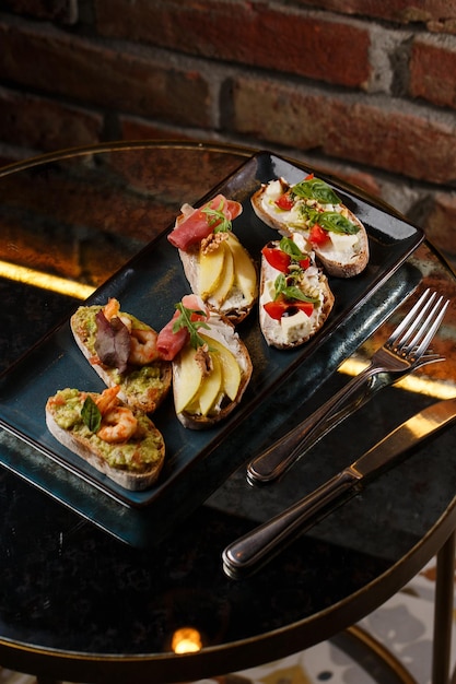 Foto bruschetta's met groenten start gerechten met cherrytomaatjes avocado roomkaas en garnalen voedselsamenstelling smakelijke italiaanse maaltijd