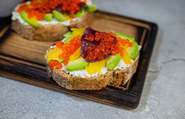 Bruschetta sandwiches met avocado en rode kaviaar