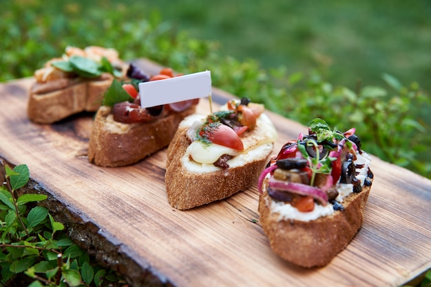 Bruschetta set voor wijn. Diverse kleine sandwiches met prosciutto,