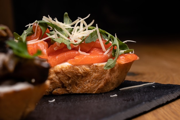 Bruschetta van een Frans brood met zalm, kaas en rucola.