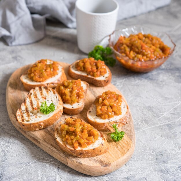 Bruschetta van geroosterd brood met groentekaviaar van pompoen, tomaat, wortel