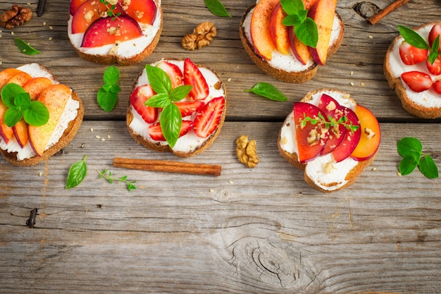 Bruschetta van het de zomerontbijt met pruimen, aardbeien, perziken