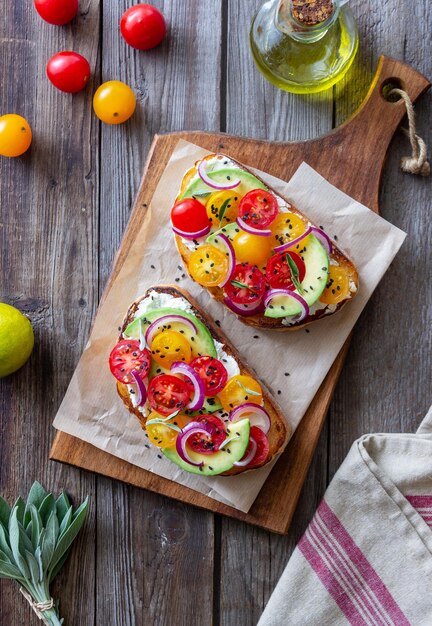 Bruschetta con pomodori avocado cipolle e formaggio bianco cibo vegetariano panino cibo italiano