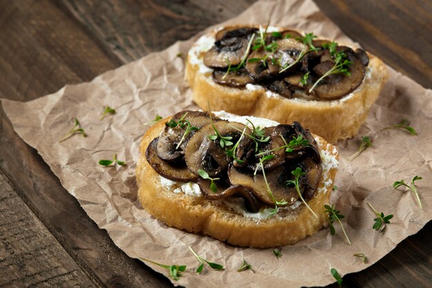 Bruschetta con formaggio e funghi su pergamena