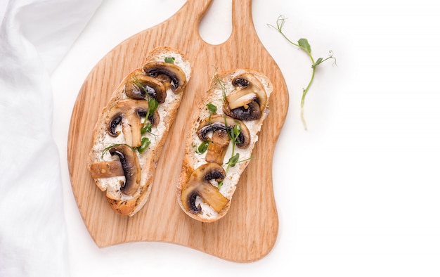 Bruschetta with cheese and mushrooms