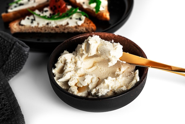 Брускетта со сливочным сыром и овощами на белом фоне Тосты и кофе на белом фоне Сэндвич на белом фоне Сэндвич с овощами и сыром Фото высокого качества