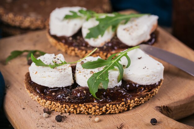 Bruschetta with fig jam, goat cheese and rucola