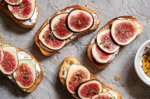 Bruschetta con fichi, formaggio di capra e miele