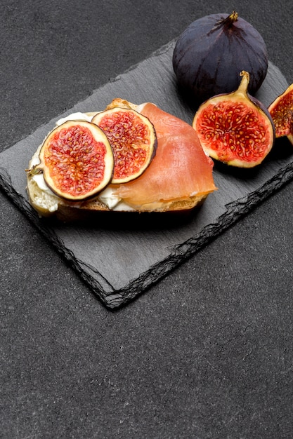 Foto bruschetta con prosciutto, ceese blu e fichi freschi