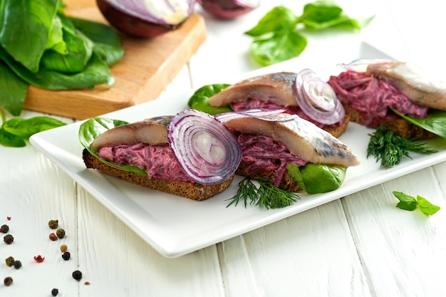 Foto bruschetta con aringhe e barbabietole cucina ucraina