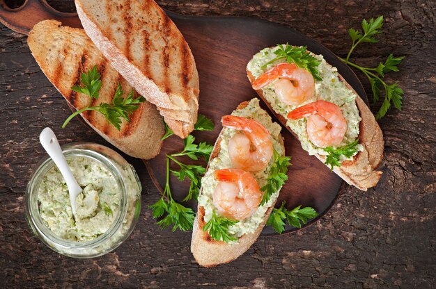 Bruschetta with a paste of green peas and shrimps