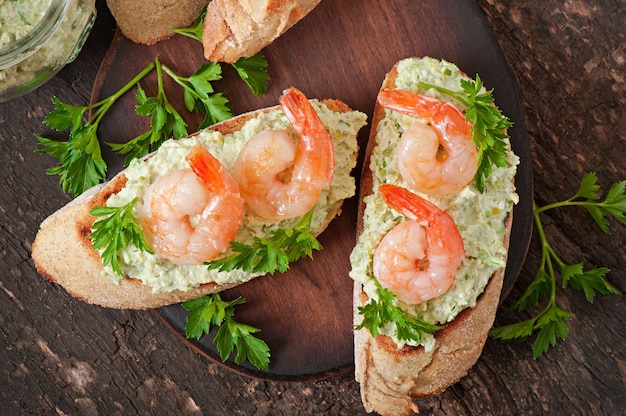 Bruschetta con una pasta di piselli e gamberi