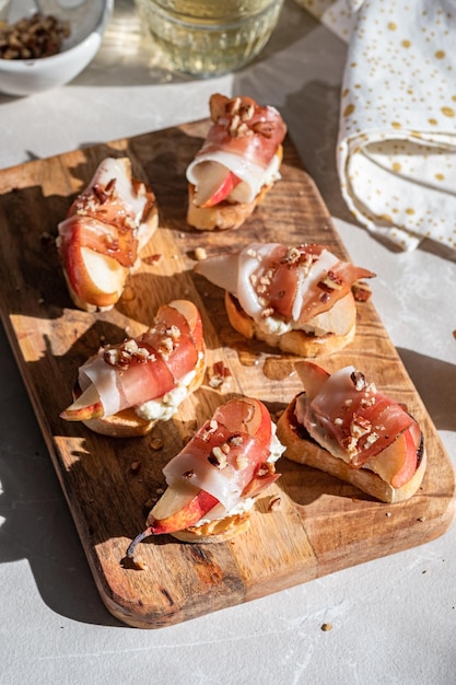 Bruschetta with prosciutto and pear