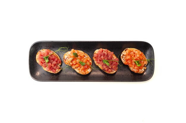 Photo bruschetta with salmon and tuna tartare on ciabatta toast isolated