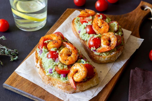 Bruschetta con guacamole di gamberi e pomodori mangiare sano prima colazione