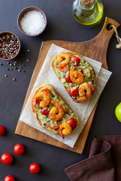 Bruschetta con guacamole di gamberi e pomodori mangiare sano prima colazione