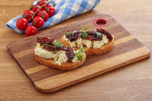 Foto bruschetta con formaggio morbido e pomodoro secco