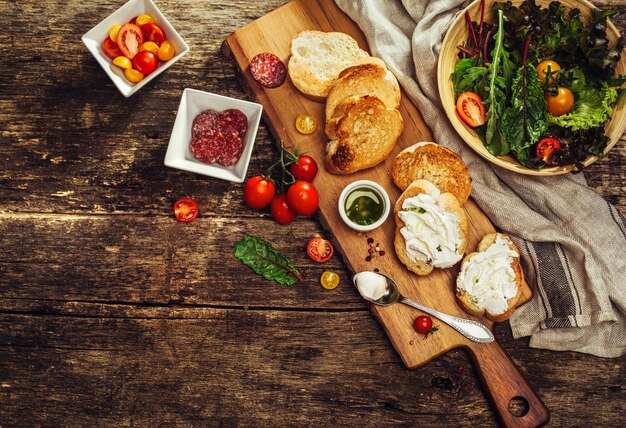 부드러운 치즈 토마토 소시지와 허브를 곁들인 브루스케타
