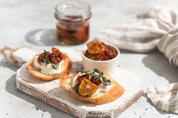 Photo bruschetta with sundried tomatoes appetizer italian cuisine