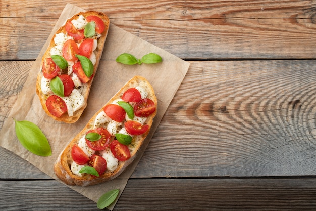 Bruschetta con pomodori, mozzarella.