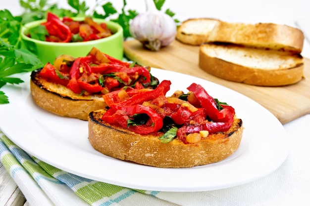 Bruschetta con verdure in piatto su lavagna luminosa