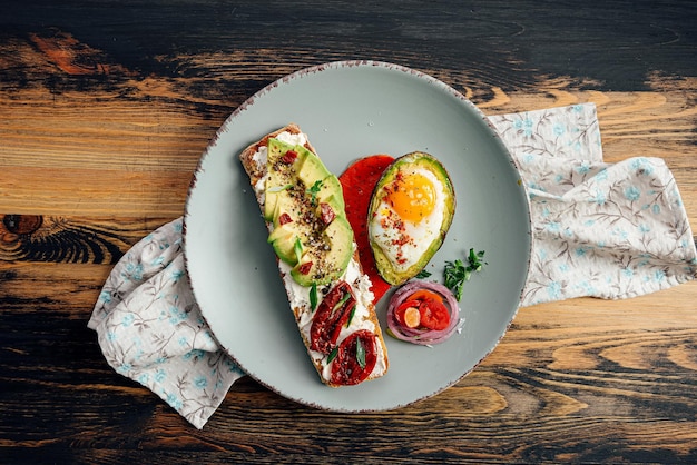 Bruschettas met avocado en avocado met ei gezond ontbijt