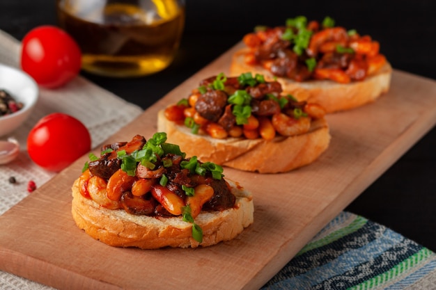 Bruschettas met bonen en champignons