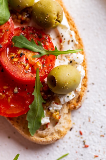 Bruschettas met olijven en verse tomaten en wijnglas