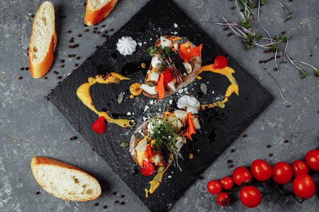 Bruschettas met pompoenmousse en geitenkaas.