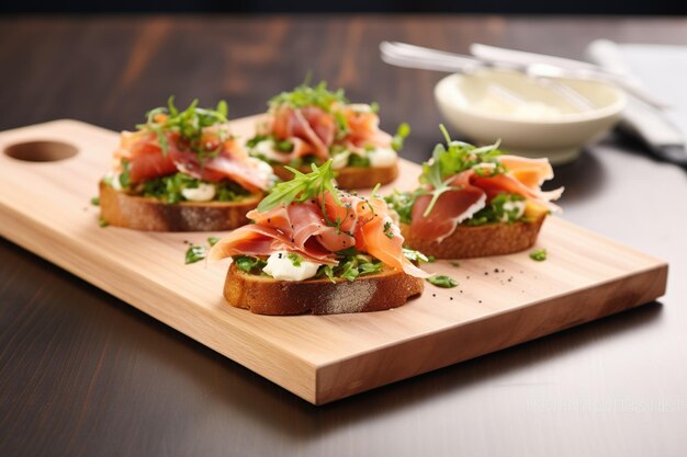 Bruschettas met prosciutto en rucola op een houten bord