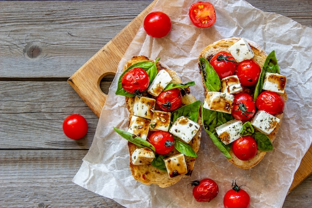 Bruschettas Met Tomaten En Kaas.