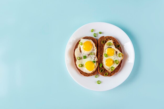 Foto bruschette con uova di quaglia fritte con cipolline