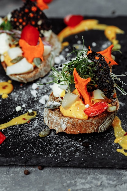 Bruschette con mousse di zucca e formaggio di capra. colazione leggera, spuntino. halloween.