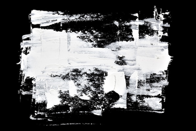 Мазки кистью белой масляной краски на черном фоне - абстрактная композиция