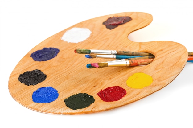Spazzole e vernici per disegnare in composizione sul tavolo.