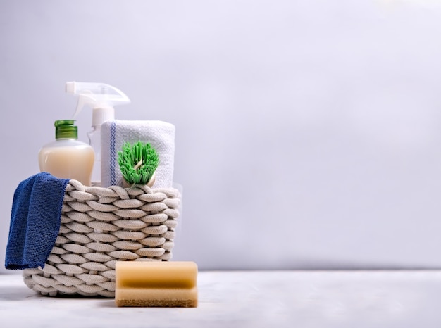 ブラシ、スポンジ、ゴム手袋、バスケット内の自然洗浄製品環境に優しい洗浄製品