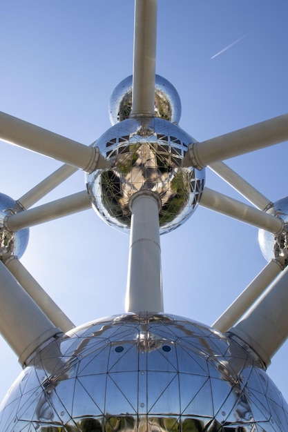 Brussel atomium met een vliegtuig in de lucht