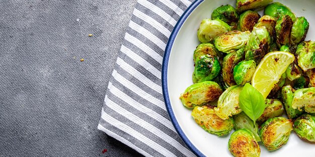 芽キャベツ グリル 野菜 揚げ物 テーブルの上の食べ物 コピースペース 食べ物 背景 上