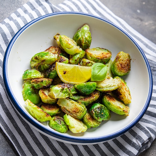 芽キャベツ グリル 野菜 揚げ物 テーブルの上の食べ物 コピースペース 食べ物 背景 上